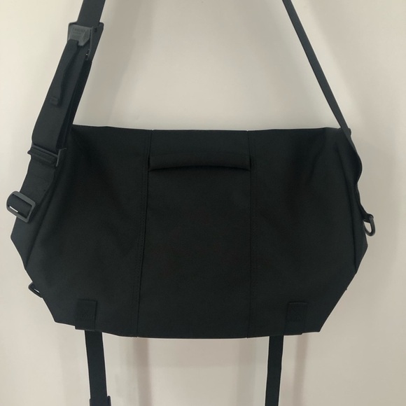 Timbuk2 medium Classic Messenger Bag 0644 - Picture 9 of 17